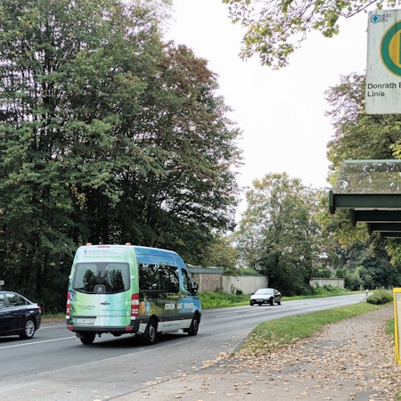 Bushaltestelle an einer breiten Straße