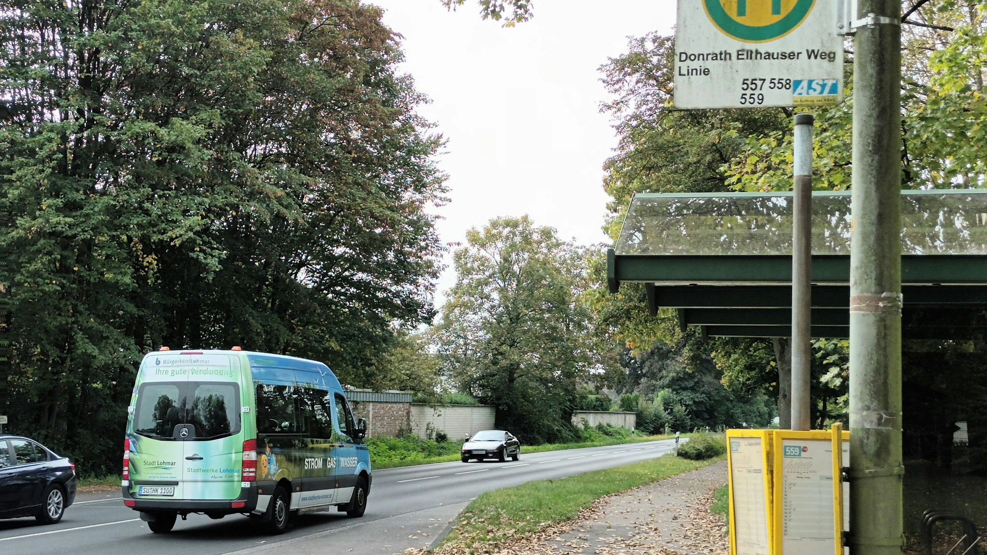 Bushaltestelle an einer breiten Straße