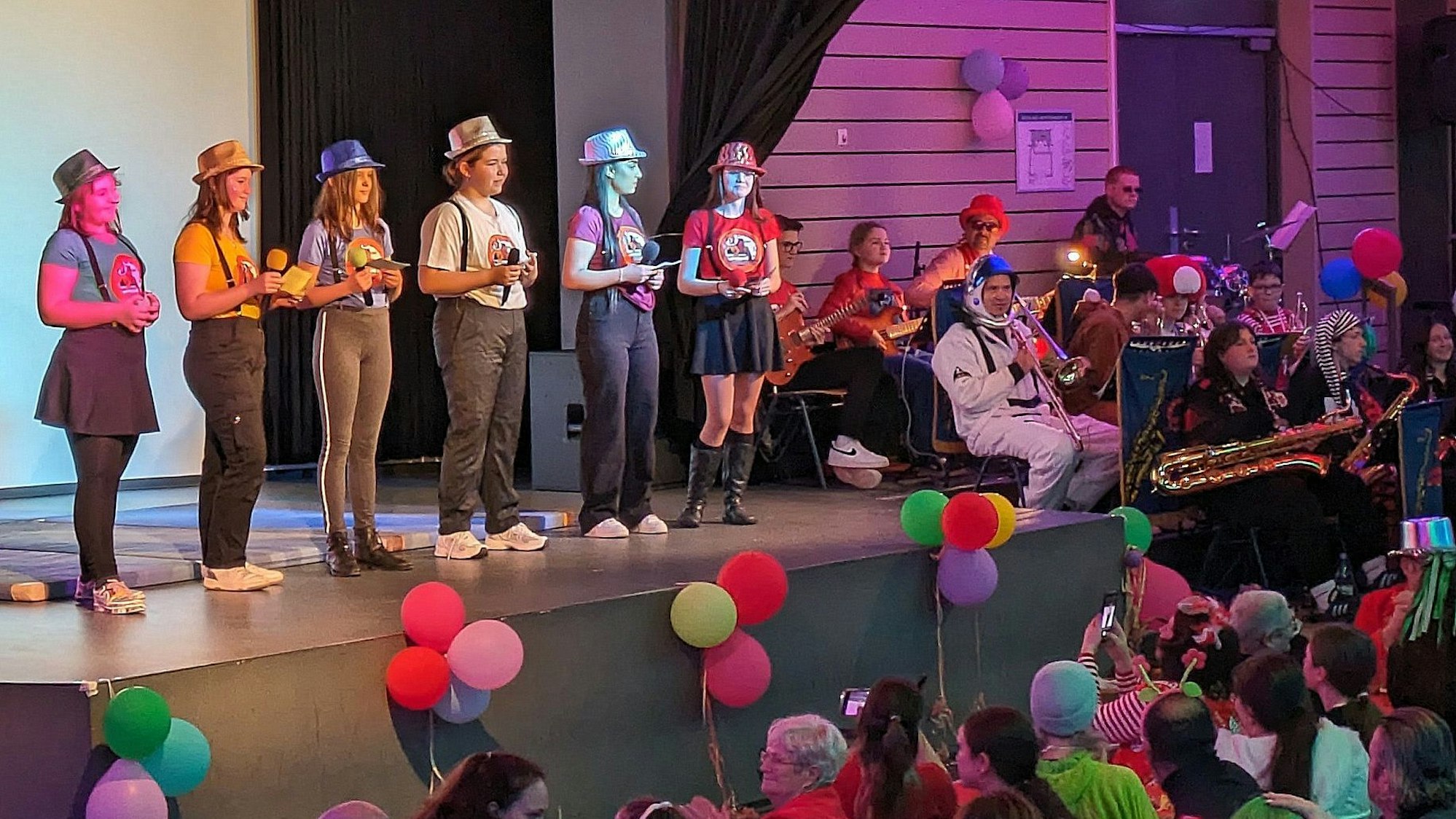 Die sechs Moderatorinnen der Karnevalssitzung an der Europaschule in Bornheim stehen verkleidet auf der Bühne.