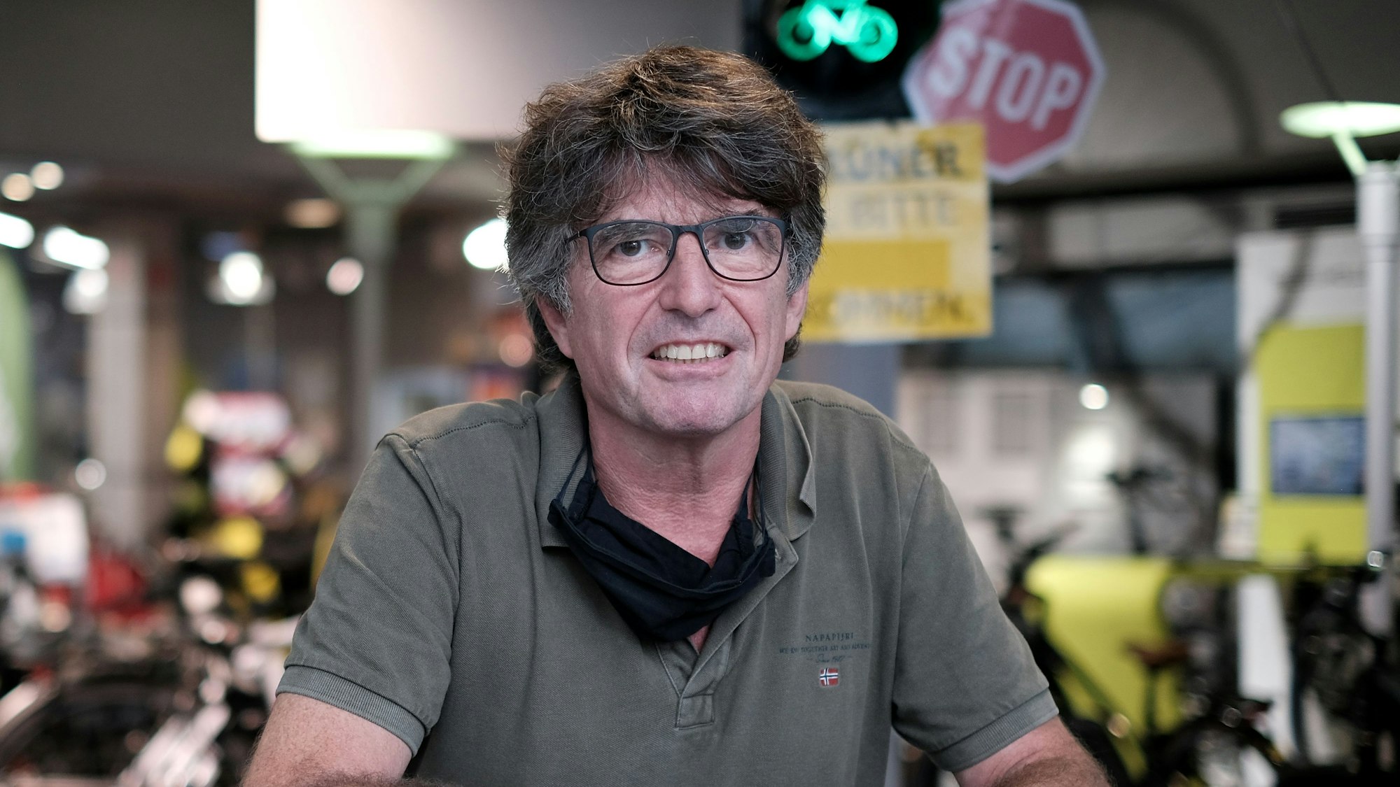 Radlager-Geschäftsführer Könekamp steht in seinem Geschäft in Nippes. (Archivbild)