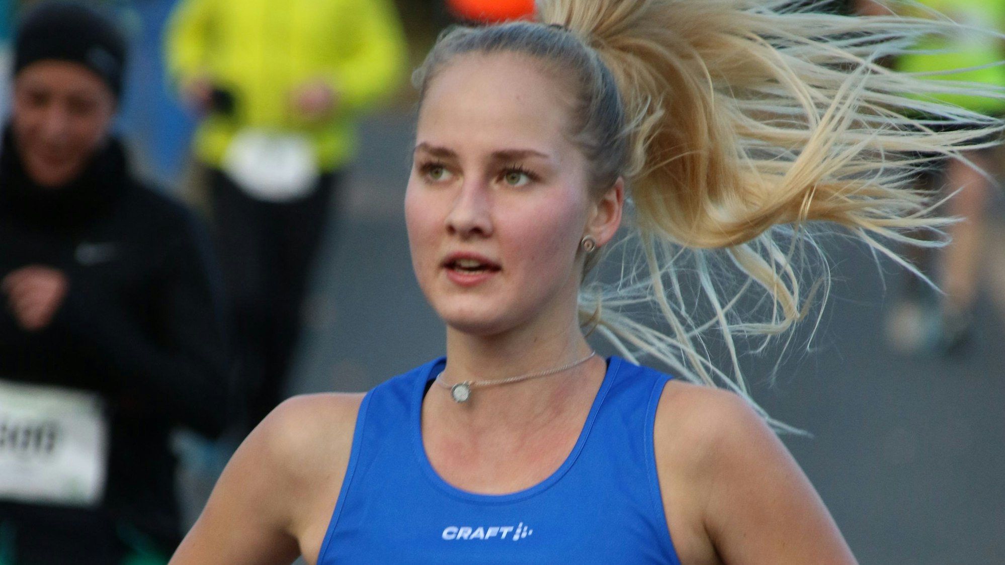 Das Bild zeigt Läuferin Sonja Vernikov beim Silvesterlauf an der Steinbachtalsperre.