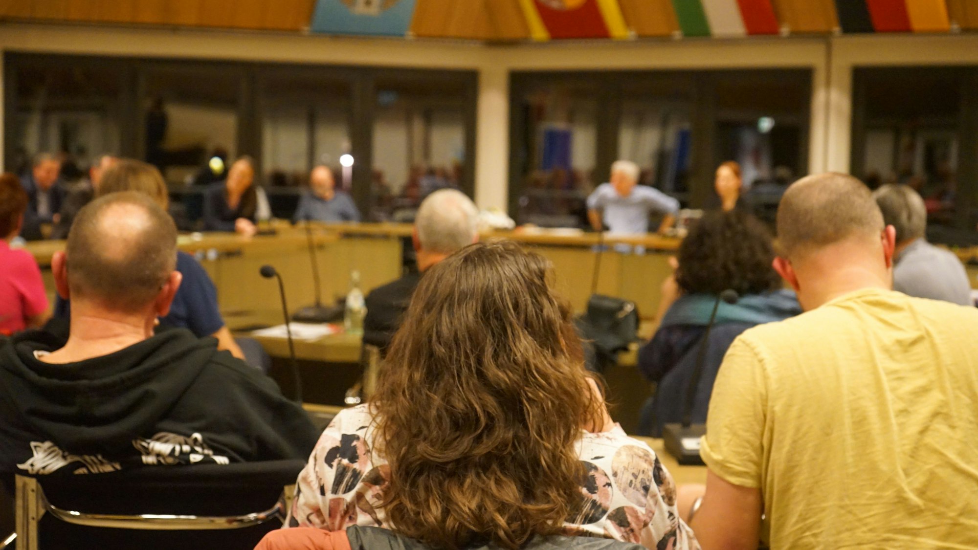 Menschen sitzen im Ratssaal des Kerpener Rathauses.