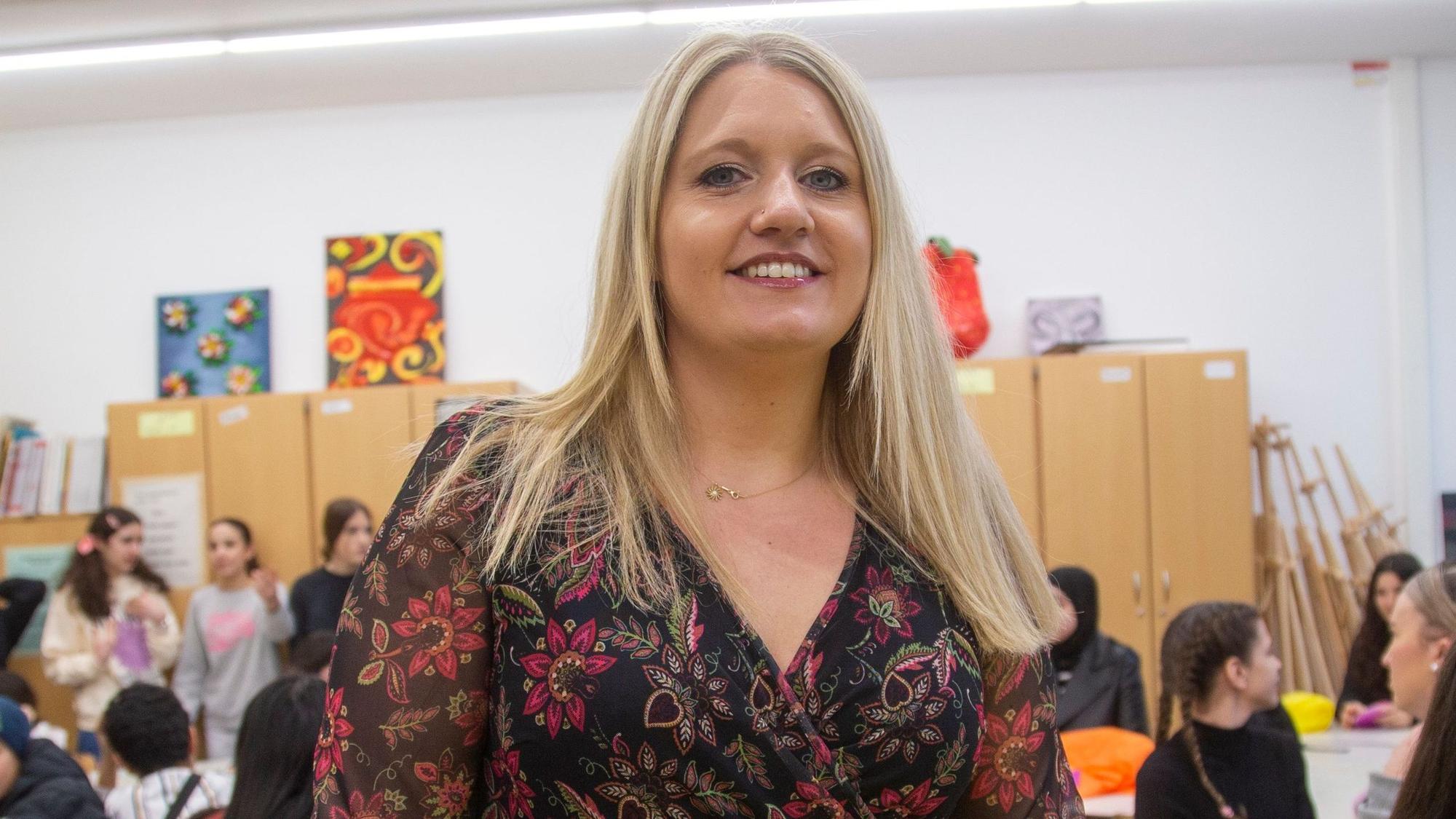 Eine junge Frau mit blonden langen Haaren.