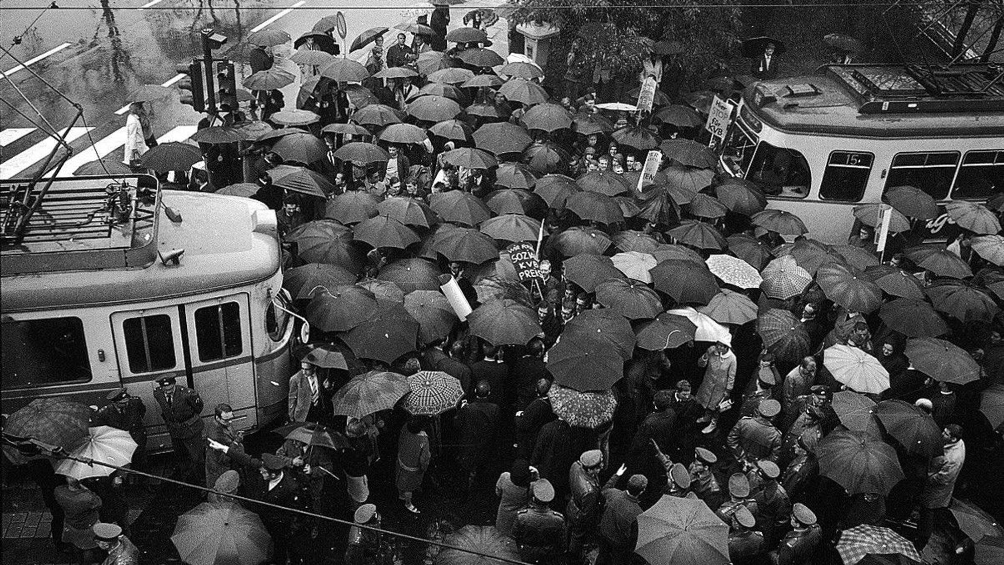 Szene aus Beitrag zu Demo gegen KVB-Fahrpreiserhöhung 1966 in Köln.