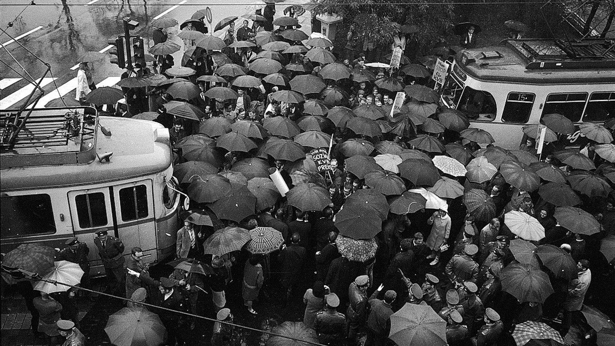 Szene aus Beitrag zu Demo gegen KVB-Fahrpreiserhöhung 1966 in Köln.