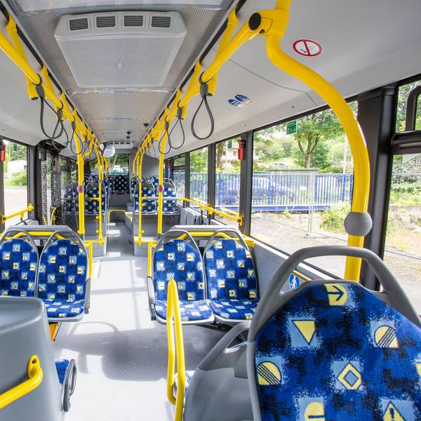 Blick in einen leeren Ovag-Bus.