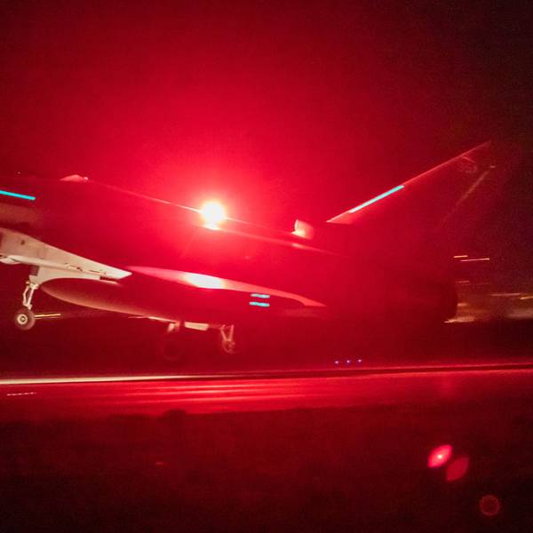 Ein Eurofighter Typhoon der British Royal Air Force beim Start auf einem Luftwaffen-Stützpunkt. Dabei ist ein rotes Warnlicht angeschaltet. (Archivbild)