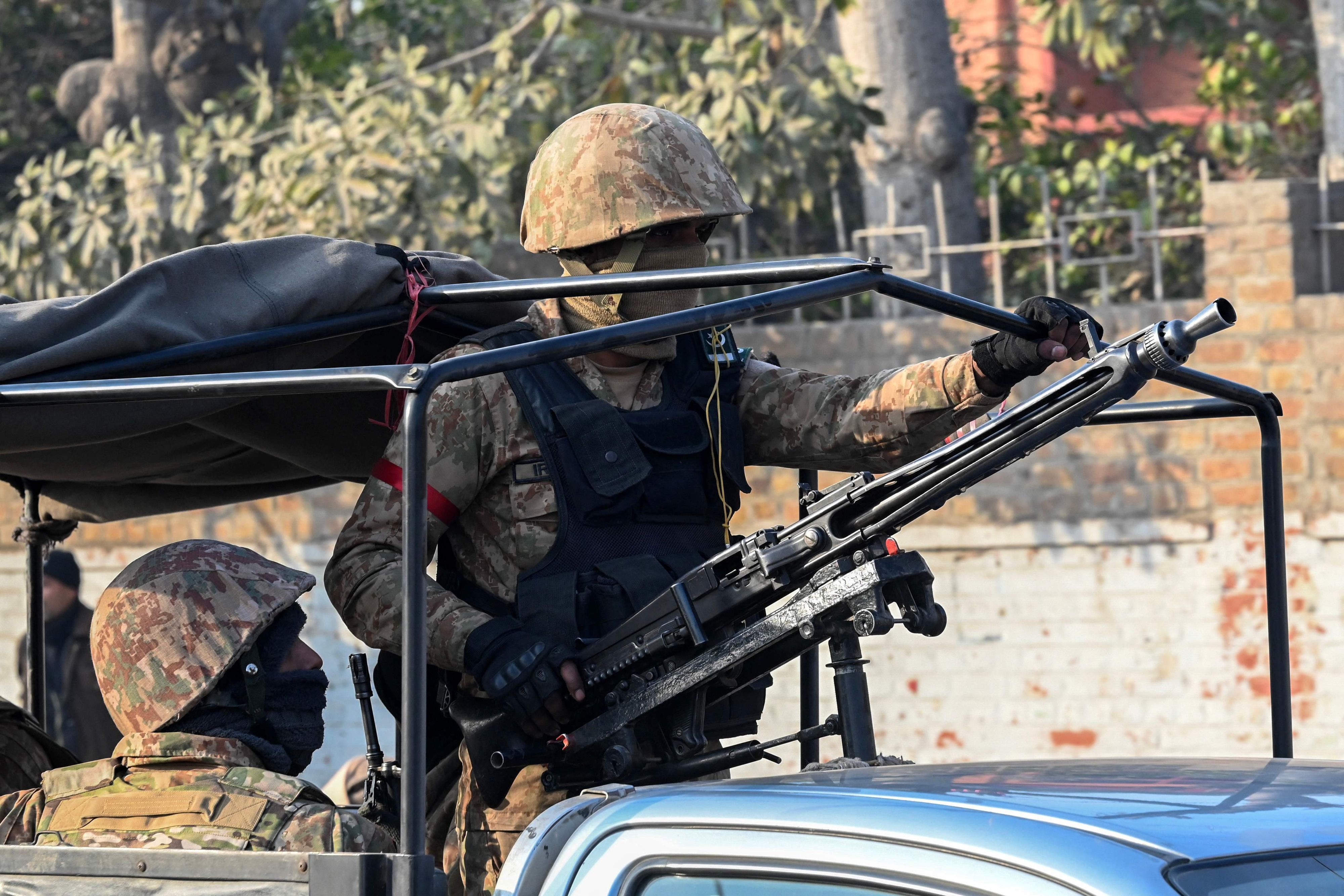 Soldaten der pakistanischen Armee patrouillieren auf einer Straße in Peshawar.