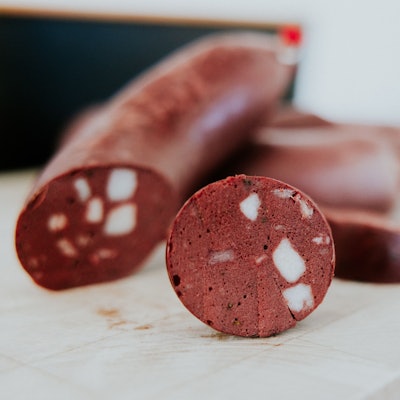 Eine Blutwurst liegt aufgeschnitten auf einem Tisch