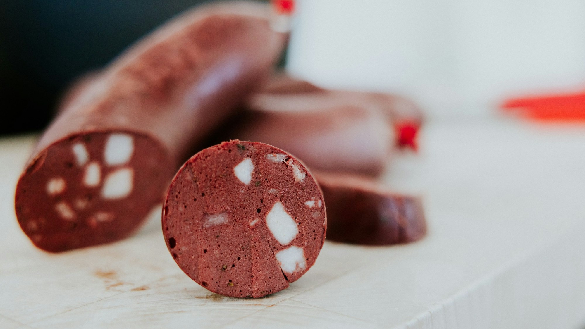 Eine Blutwurst liegt aufgeschnitten auf einem Tisch