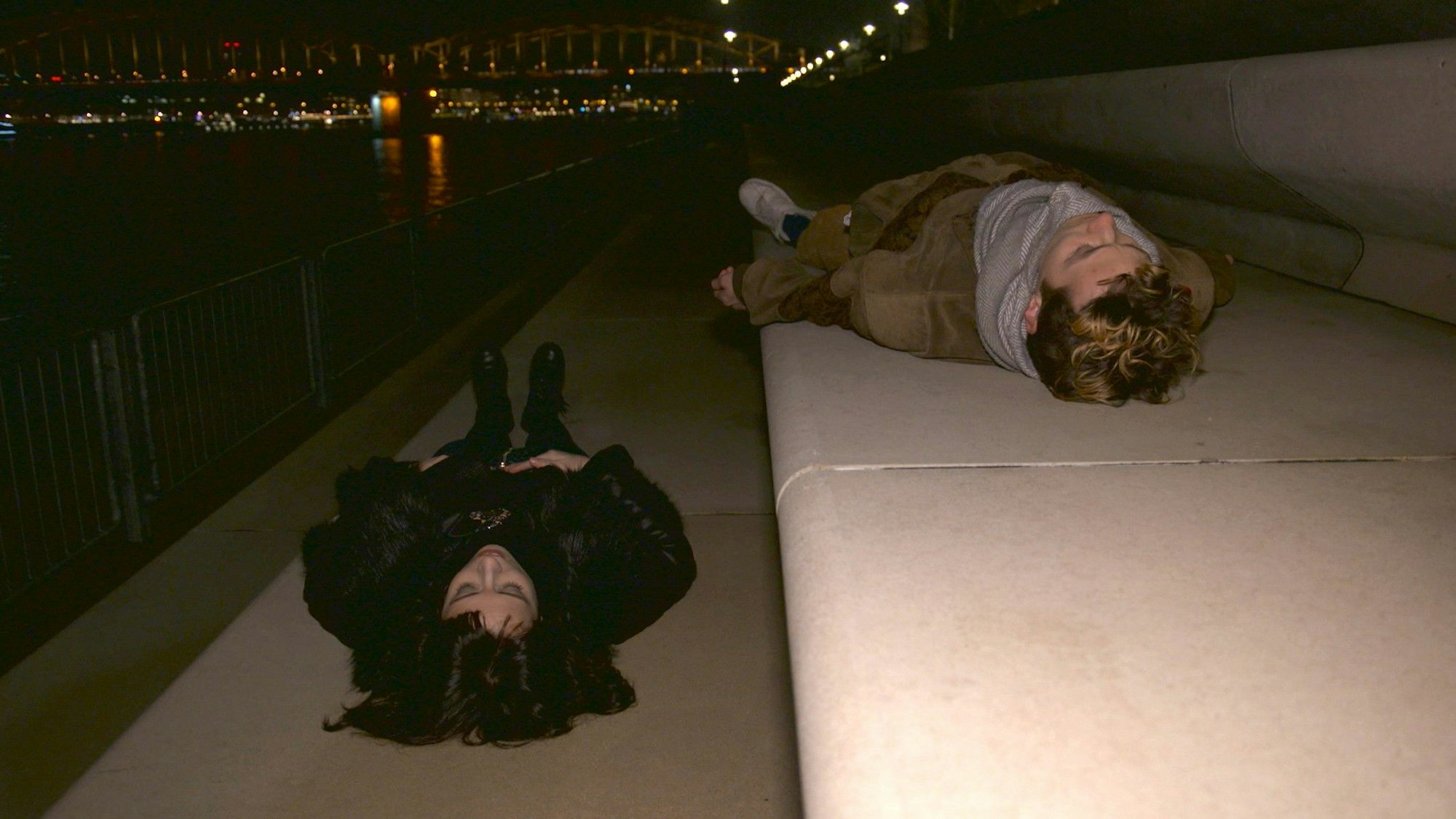 Szene von den Rheintreppen mit Blick auf Hohenzollernbrücke aus dem Film ‚Lichter der Stadt‘ (2019/20).déjà-vue Film