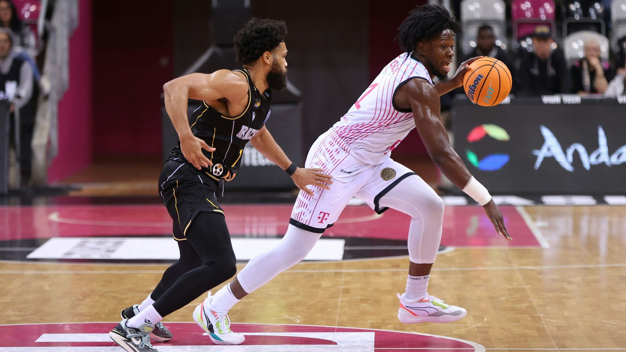 Baskets-Guard Brian Fobbs (r.) zeigt derzeit sehr schwankende Leistungen. In Peristeri traf er bei neun Versuchen nur einen seiner Würfe.