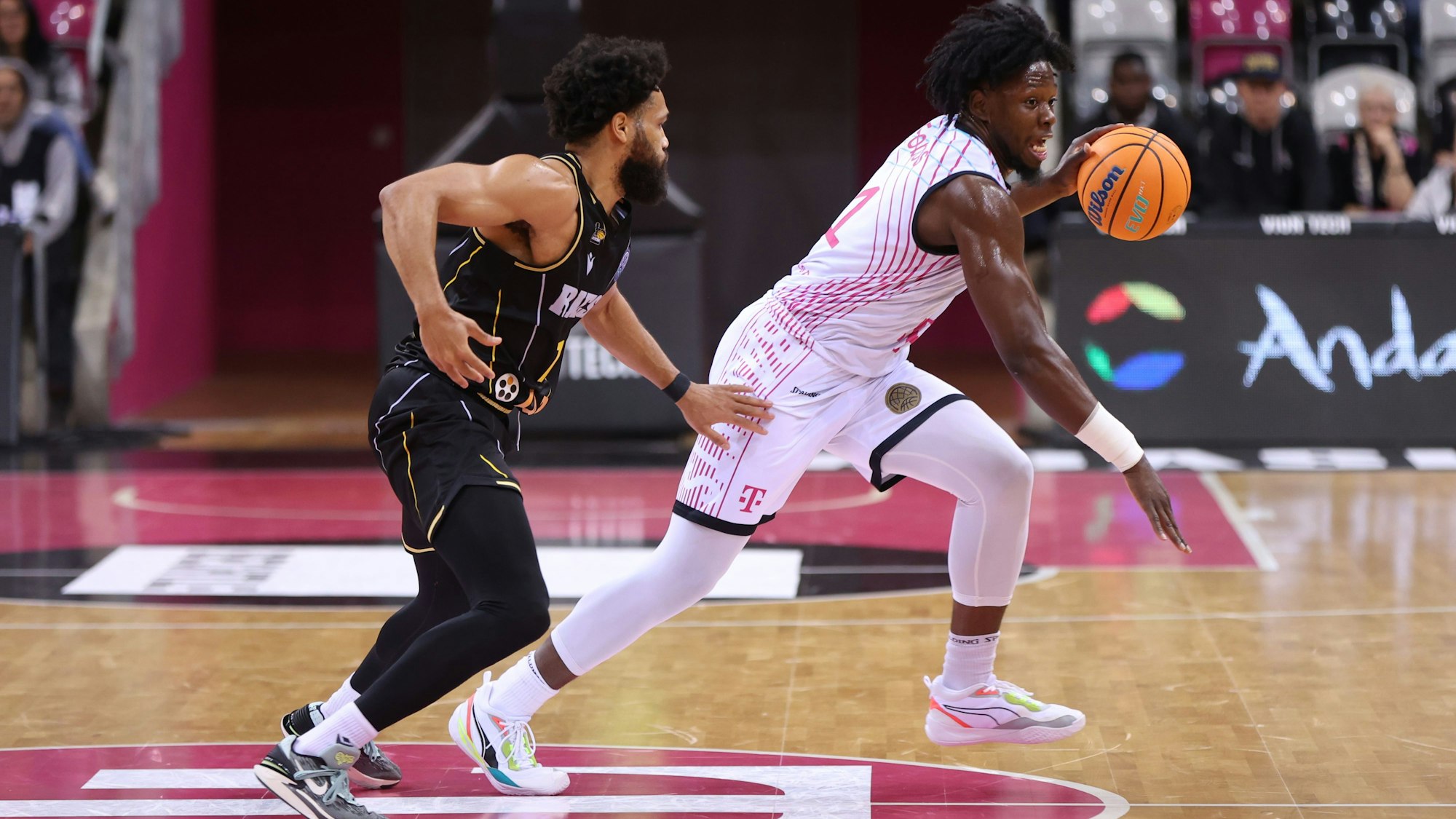 Brian Fobbs mit dynamischem Antritt. Der Baskets-Guard (rechts) gehörte zuletzt immer zu den besten Bonner Werfern.