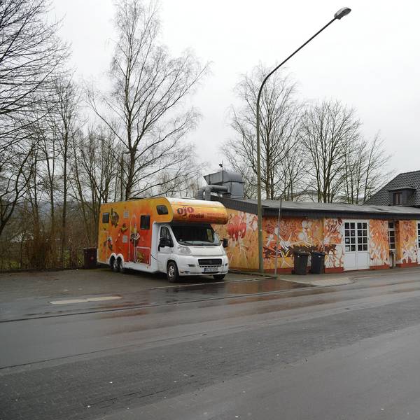 Die Gebäude der OJO sind knallorange.