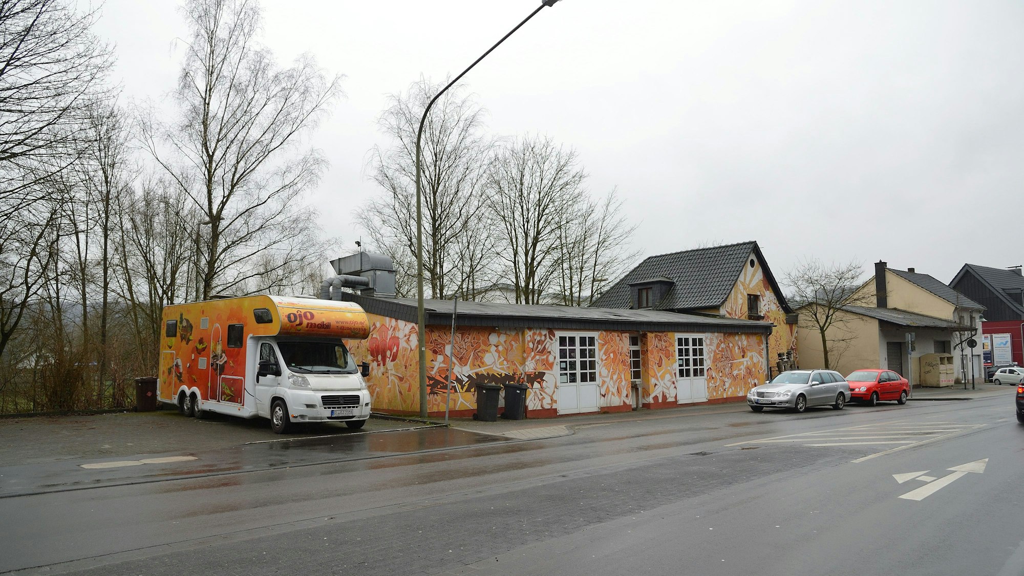 Zu sehen ist das Gebäude der Offenen Jugendhilfe in Overath, das bunt angemalt ist.