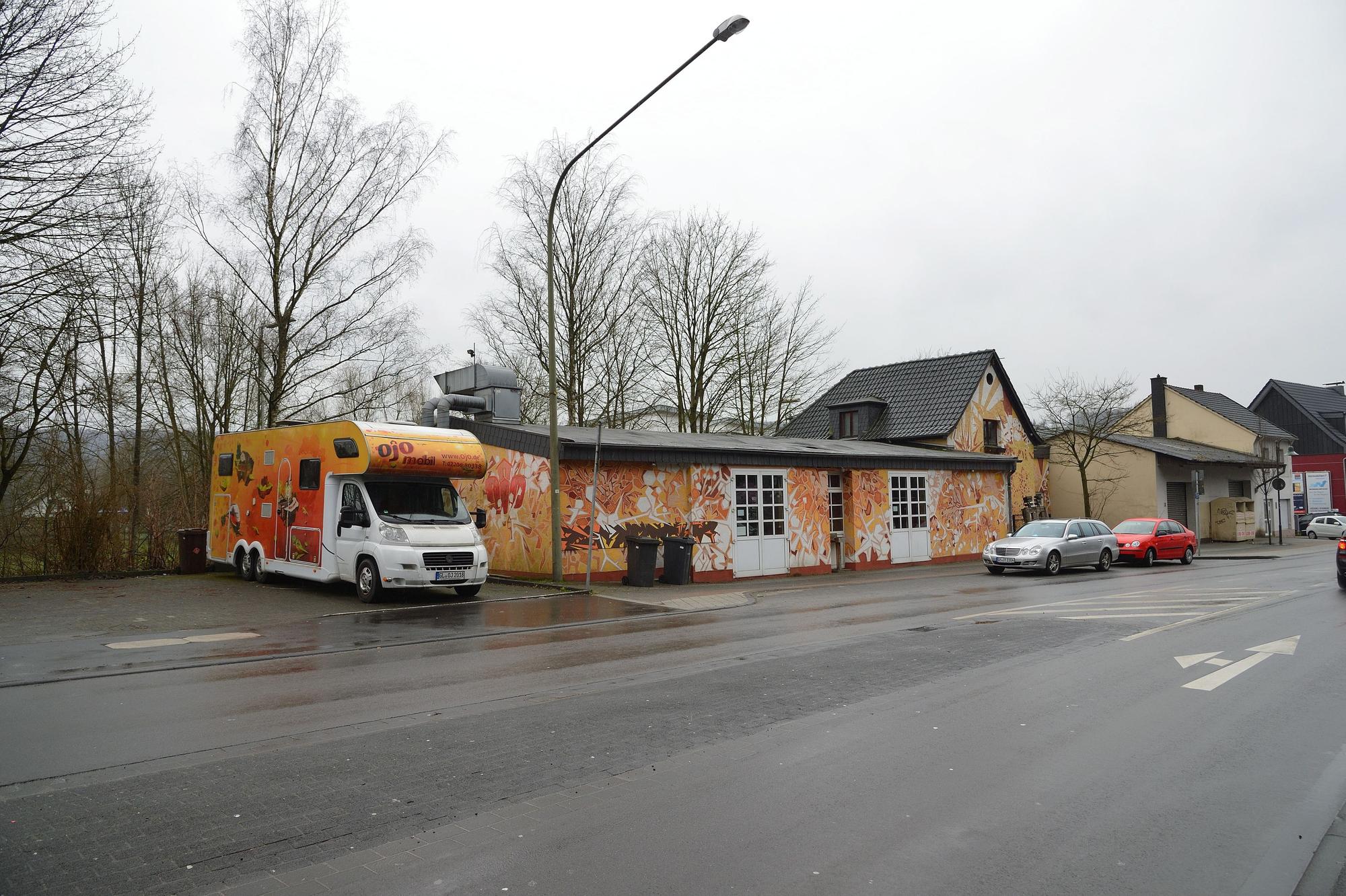 Die Gebäude der OJO sind knallorange.