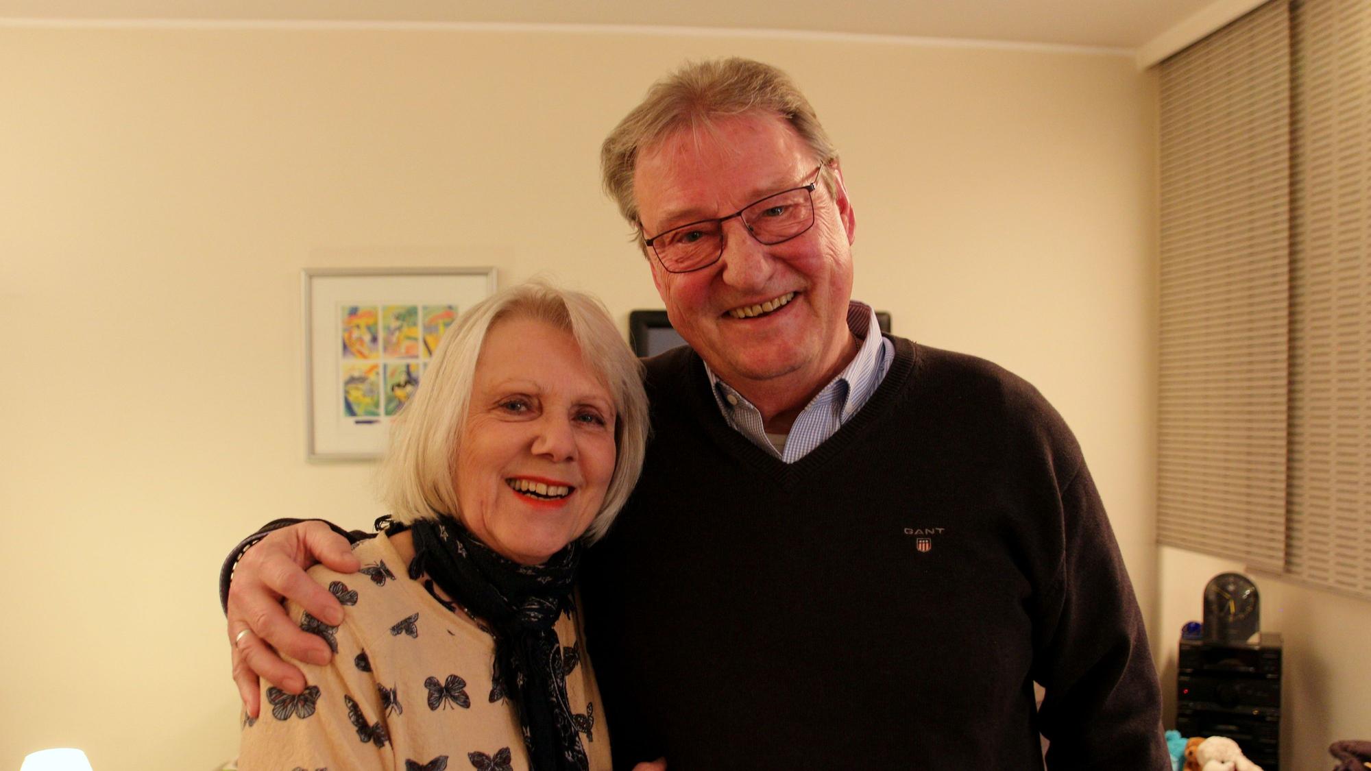 Das Ehepaar lächelt in die Kamera, Rolf Wolters hat den rechten Arm um seine Frau gelegt.