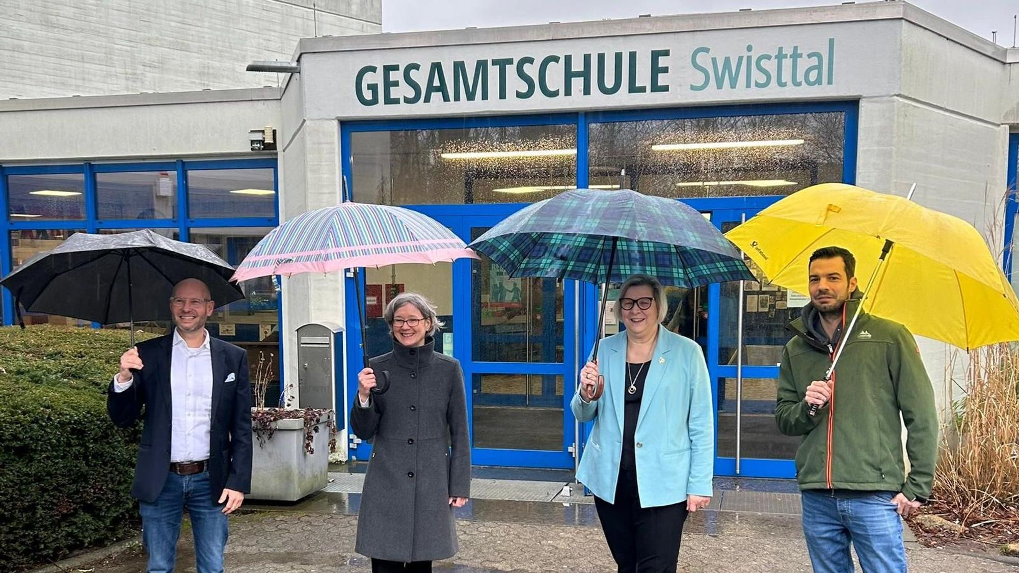 Dennis Howe, Dr. Sybille Prochnow Penedo, Petra Kalkbrenner und Michael Kleist vor der Swisttaler Gesamtschule.