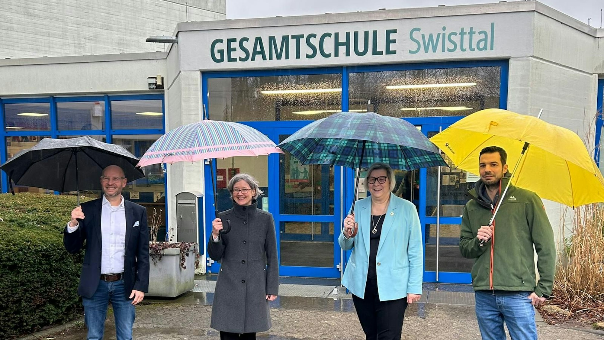 Dennis Howe, Dr. Sybille Prochnow Penedo, Petra Kalkbrenner und Michael Kleist vor der Swisttaler Gesamtschule.