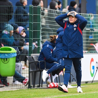 Fußball I Frauen I Saison 2023-2024 I 1. Frauen-Bundesliga I 12. Spieltag I RB Leipzig - 1. FC Köln I 03.02.2024 Daniel Weber Trainer, 1. FC Köln verzweifelt Freisteller, Nahaufnahme, Porträt, Portrait, Einzelfoto, Einzelbild, Körper Leipzig RB Trainingszentrum, Cottaweg 7 Sachsen Deutschland *** Soccer I Women I Season 2023 2024 I 1 Women Bundesliga I 12 Matchday I RB Leipzig 1 FC Köln I 03 02 2024 Daniel Weber Coach, 1 FC Köln desperate Crop, close-up, portrait, portrait, single photo, single image, body Leipzig RB Training Center, Cottaweg 7 Saxony Germany Copyright: xLobeca/InesxHähnelx