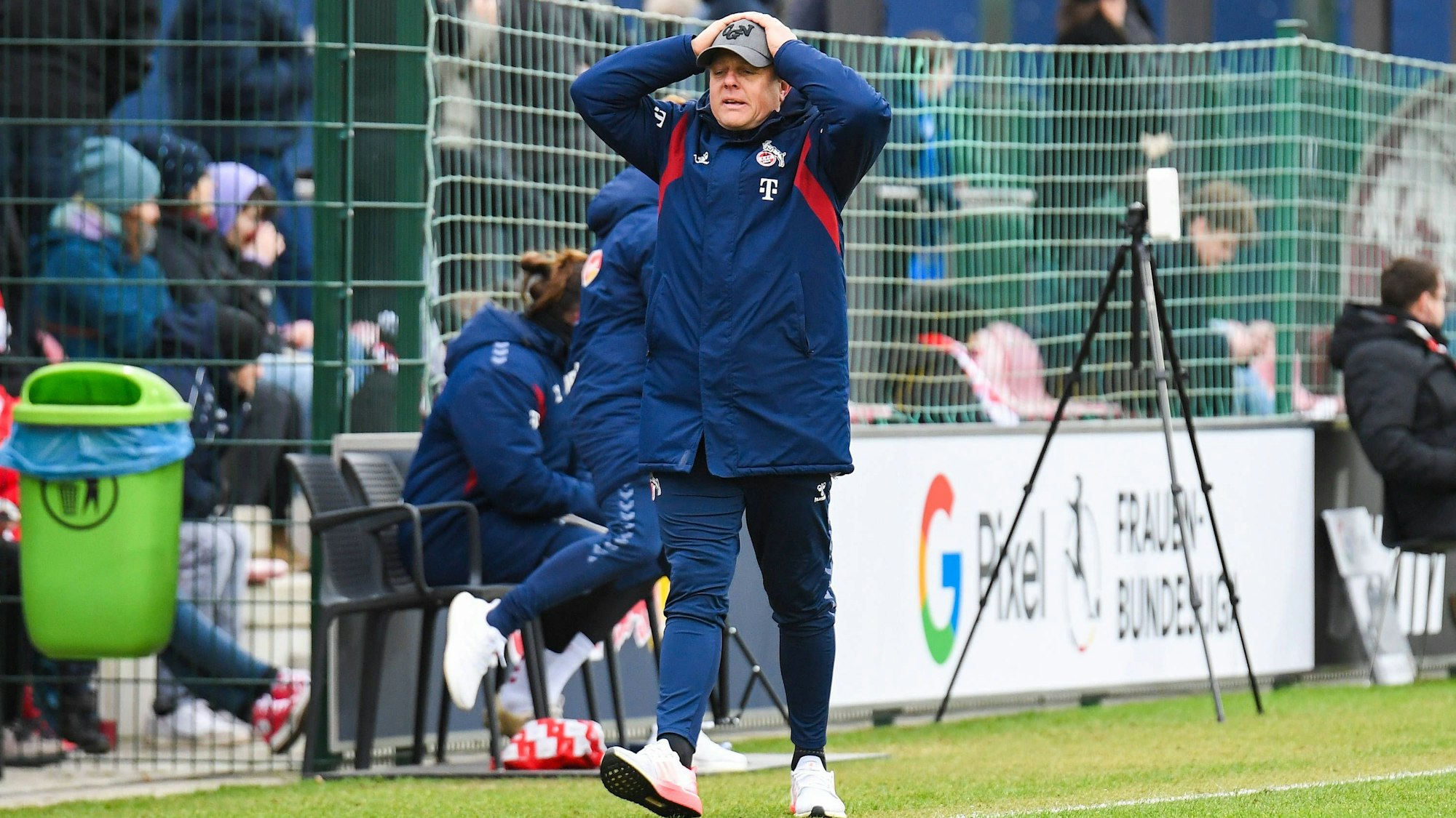 Fußball I Frauen I Saison 2023-2024 I 1. Frauen-Bundesliga I 12. Spieltag I RB Leipzig - 1. FC Köln I 03.02.2024 Daniel Weber Trainer, 1. FC Köln verzweifelt Freisteller, Nahaufnahme, Porträt, Portrait, Einzelfoto, Einzelbild, Körper Leipzig RB Trainingszentrum, Cottaweg 7 Sachsen Deutschland *** Soccer I Women I Season 2023 2024 I 1 Women Bundesliga I 12 Matchday I RB Leipzig 1 FC Köln I 03 02 2024 Daniel Weber Coach, 1 FC Köln desperate Crop, close-up, portrait, portrait, single photo, single image, body Leipzig RB Training Center, Cottaweg 7 Saxony Germany Copyright: xLobeca/InesxHähnelx