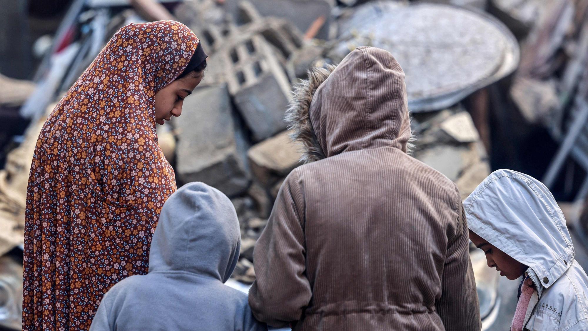 Kinder vor den Trümmern eines Hauses in Rafah nach einem israelischen Luftschlag
