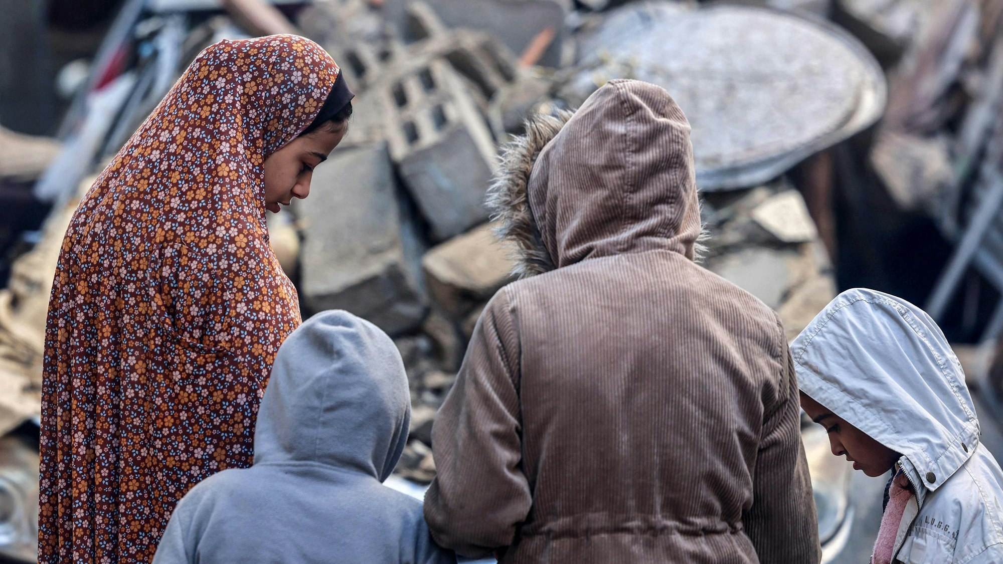 Kinder vor den Trümmern eines Hauses in Rafah nach einem israelischen Luftschlag