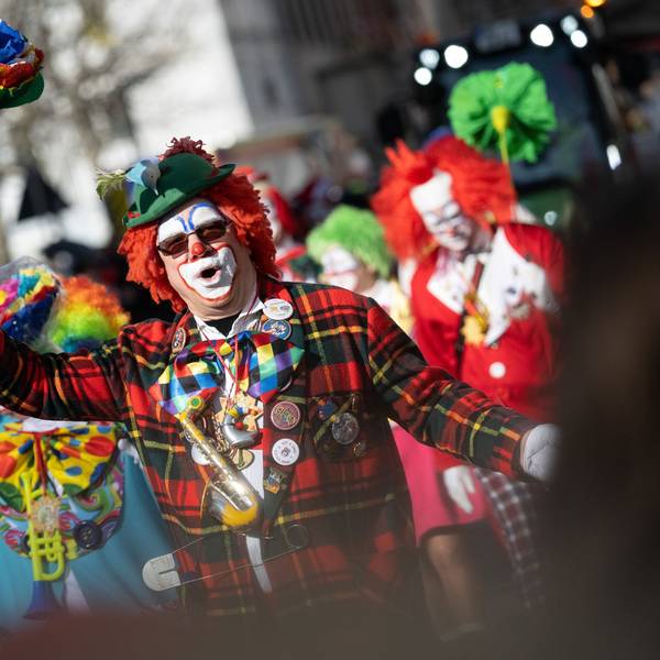 Ein Clown jubelt während des Rosenmontagsumzuges.