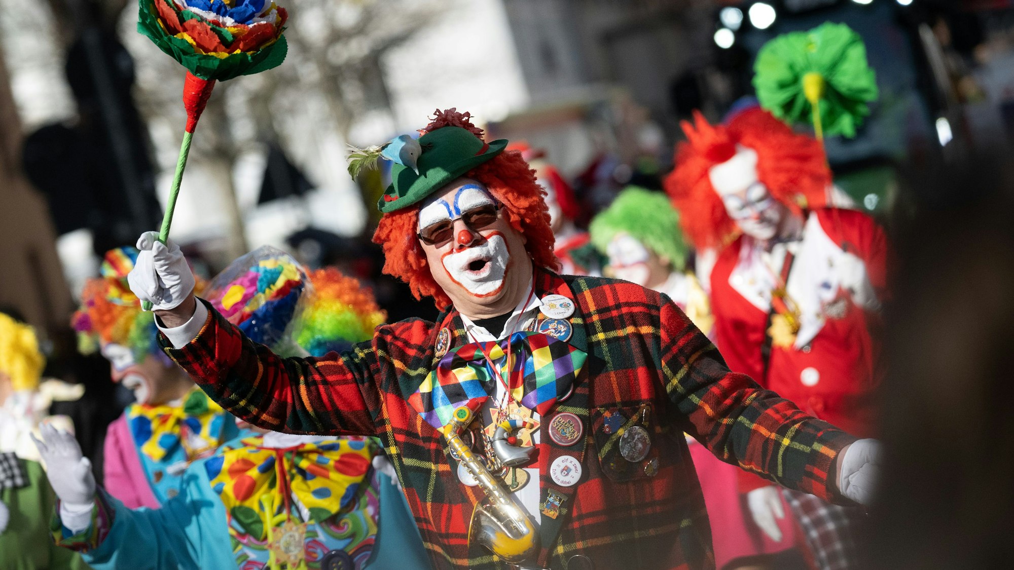 Ein Clown jubelt während des Rosenmontagsumzuges.