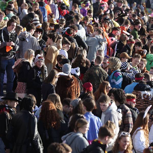 Mehrere Hundert Jugendliche feiern Karneval.