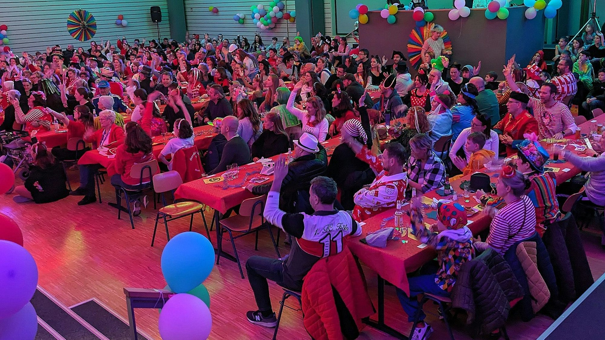 Kostümierte Besucher der Karnevalssitzung in der Aula der Bornheimer Europaschule.