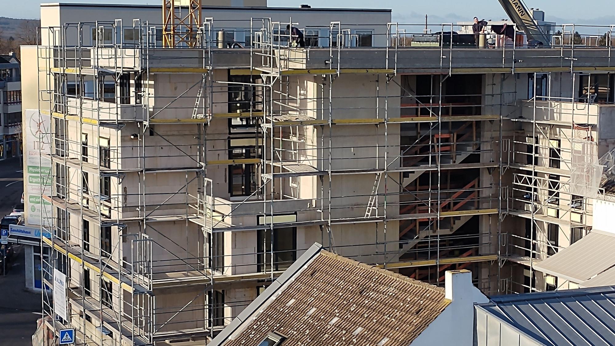 Das Foto zeigt die Baustelle für das Wohnhaus an der Ecke Wilhelmstraße/Hochstraße in Euskirchen.
