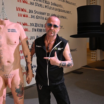 Der Künstler Flatz zeigt eine naturgetreue Nachbildung seiner Haut und seines Körpers an einem Fleischerhaken hängend in der Pinakothek der Moderne.