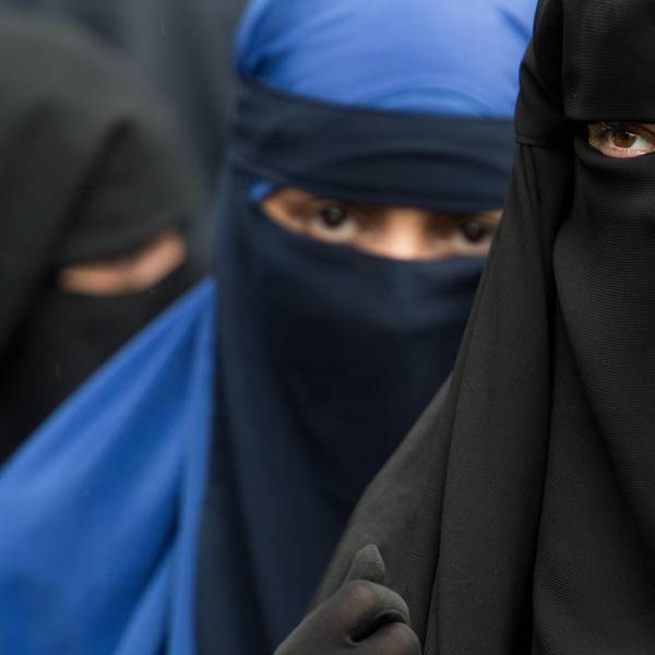 Vollverschleierte Frauen auf einer Kundgebung.