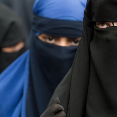 Vollverschleierte Frauen auf einer Kundgebung.