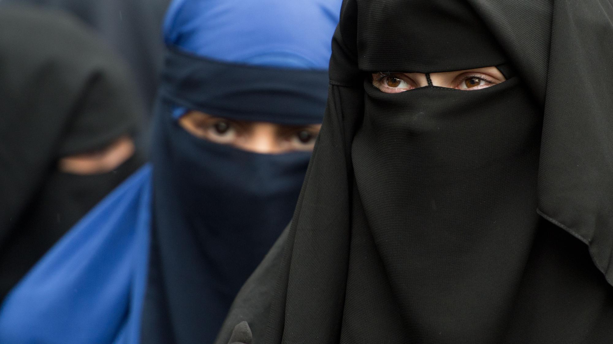 Vollverschleierte Frauen auf einer Kundgebung.