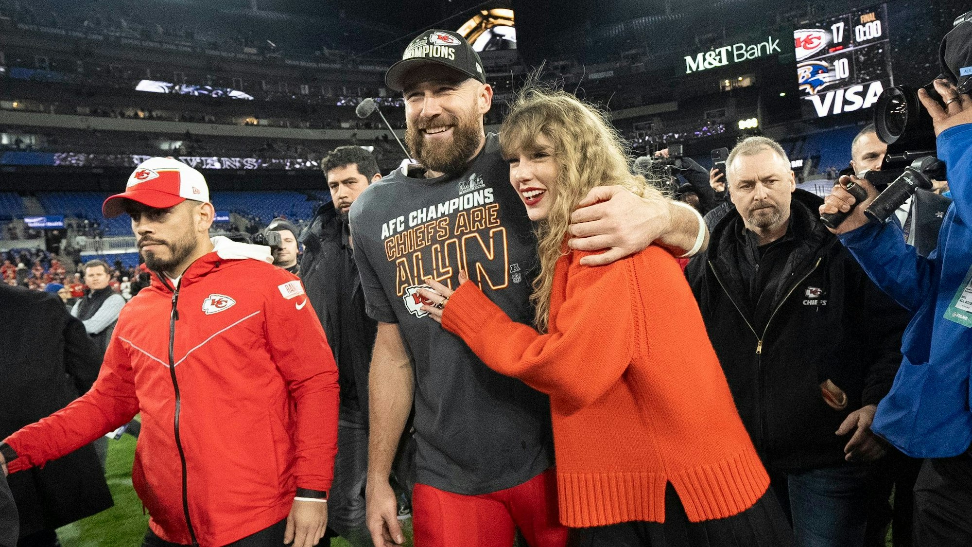 Sind Amerikas neues Traumpaar: Taylor Swift und Travis Kelce (l.).