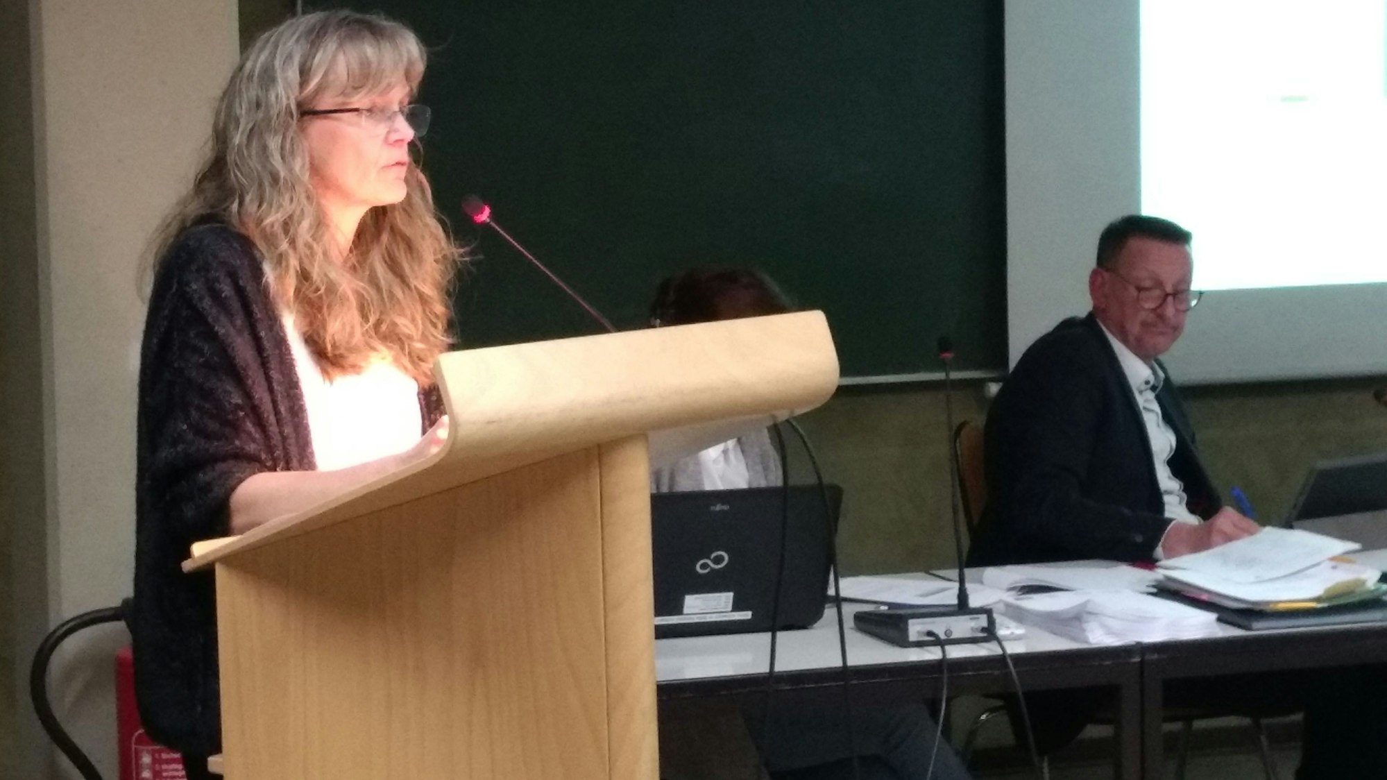 Kämmerin Ulrike Detering erläutert den Haushaltsplan 2024. Bürgermeister Dirk Runge hört zu.