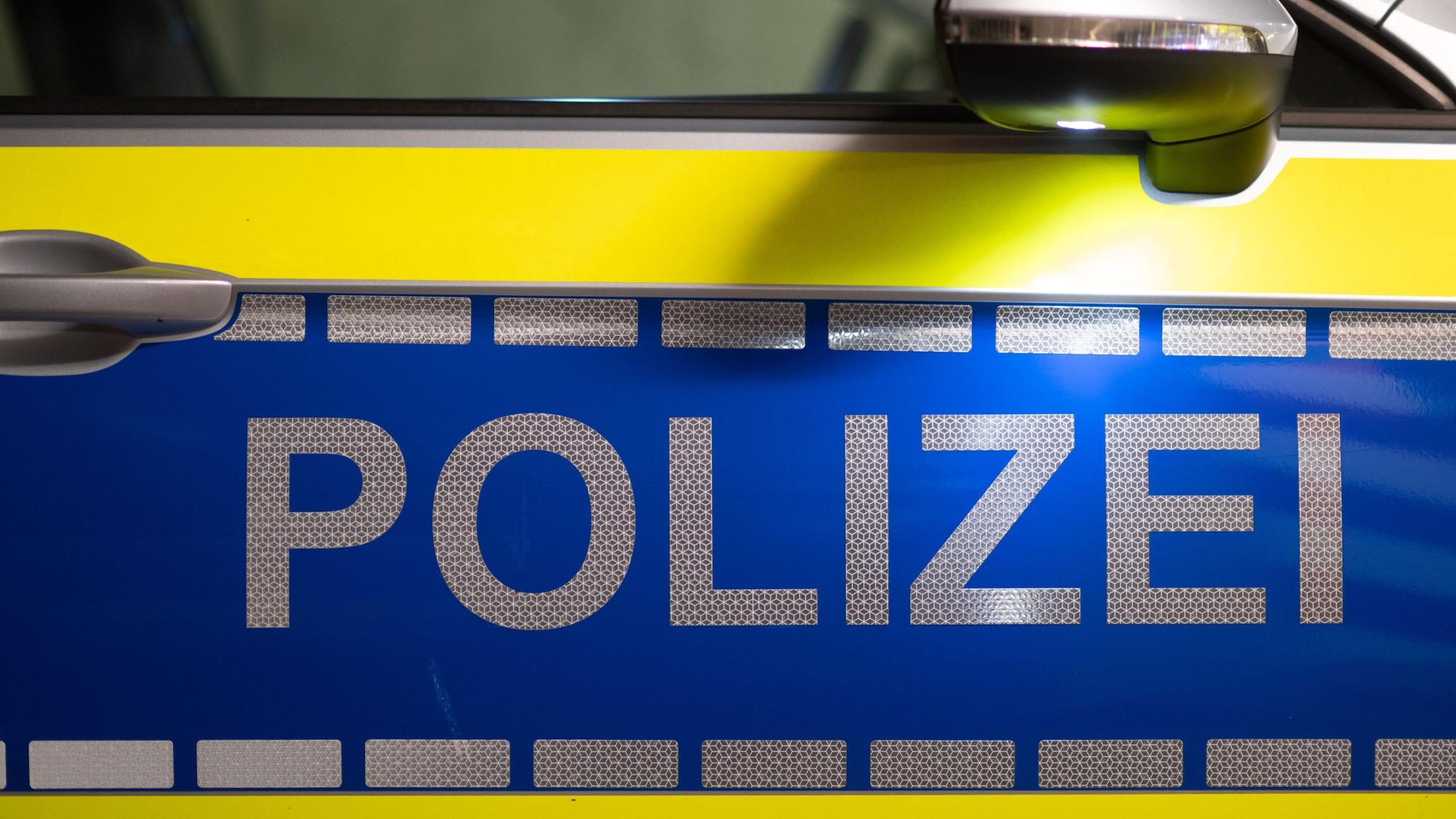 Auf dem Foto ist ein Polizeiwagen zu sehen.