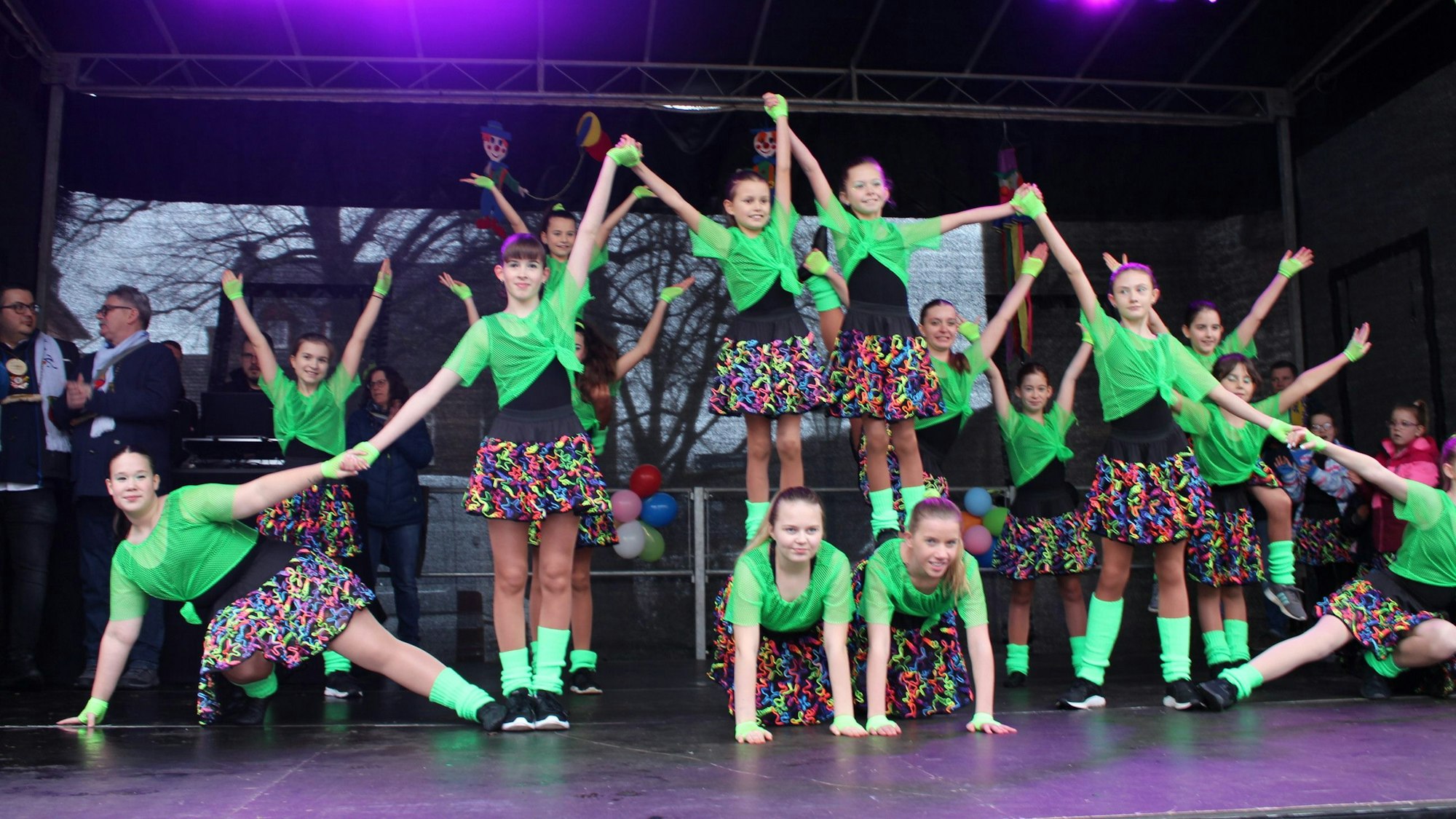 Junge Tänzerinnen tanzen beim Rathaussturm in Bad Münstereifel.