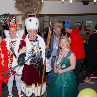 Verkleidete Männer und Frauen lächeln.