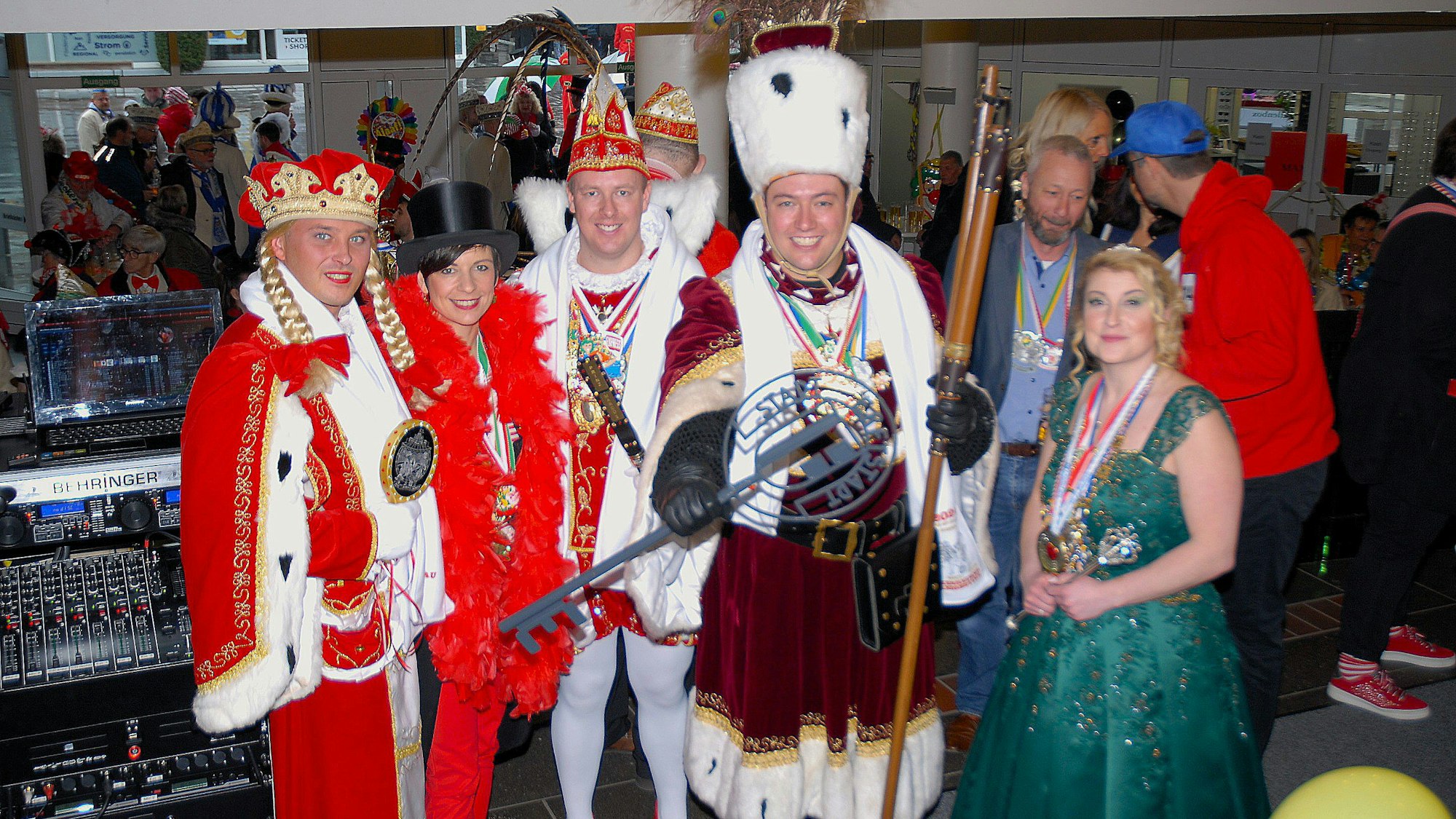 Verkleidete Männer und Frauen lächeln.