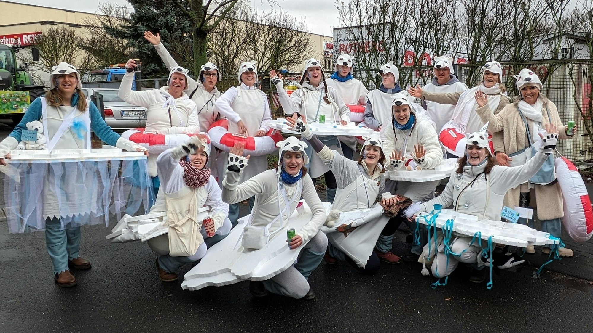 Die Gruppe „Volle Scholle“ als Eisbären mit Eisschollen beim Weiberfastnachtszug in Bornheim-Roisdorf.