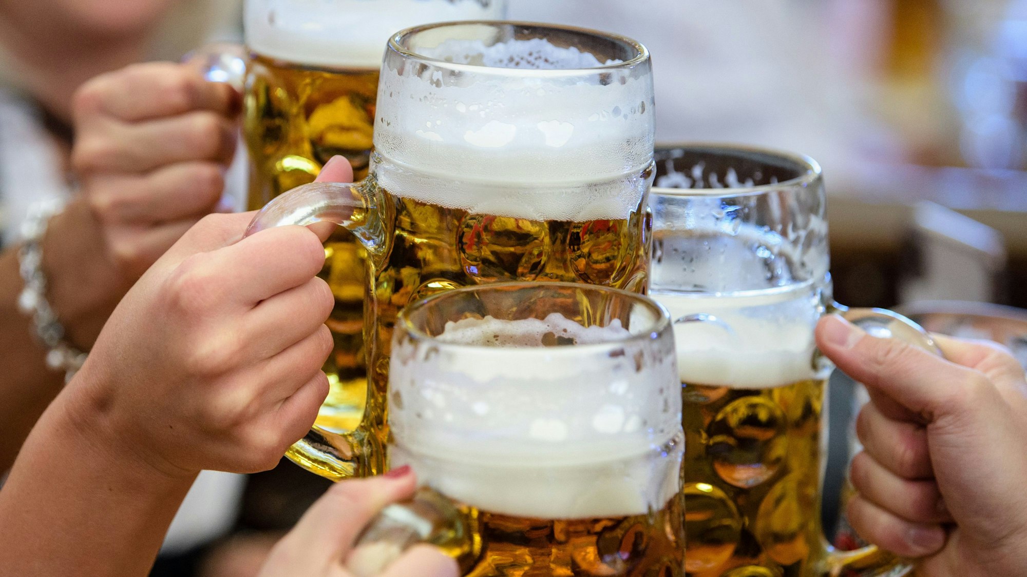 Bierkrüge auf dem Oktoberfest: Deutsches Bier ist stärker als britisches, daher warnt die Regierung offiziell vor dem Stoff.