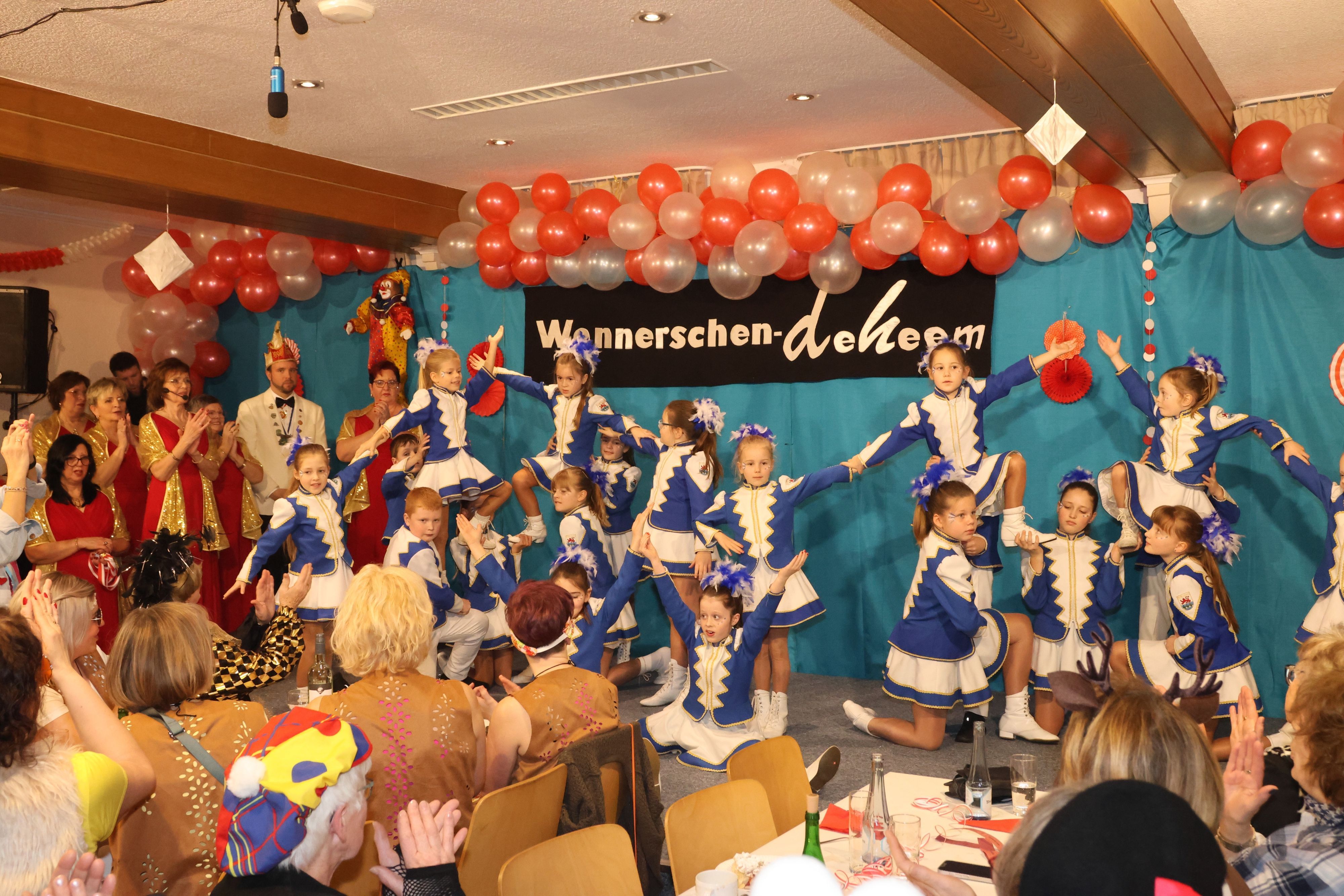 Eine Kindertanzgruppe bei einem Auftritt auf einer Karnevalssitzung.
