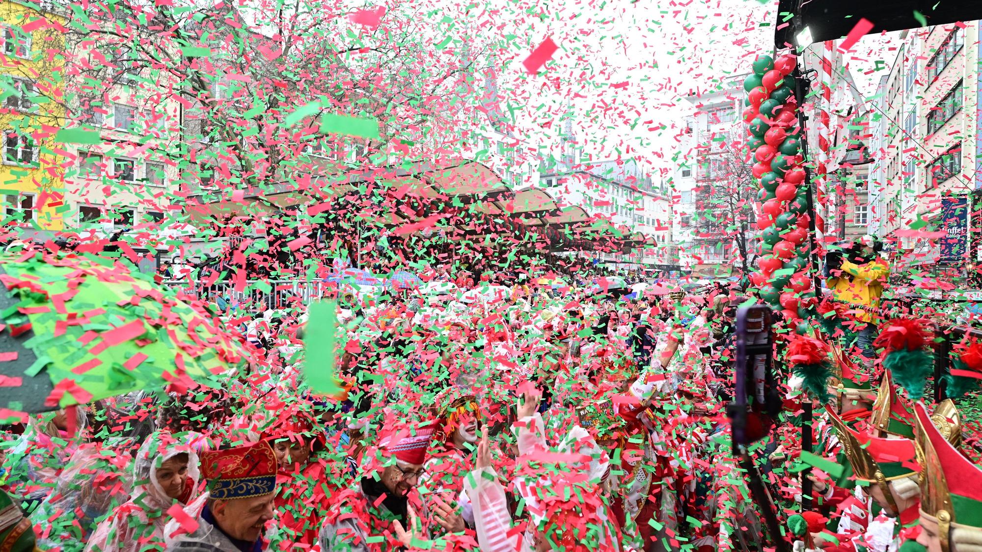 Rotes und grünes Konfetti fliegt durch die Luft.