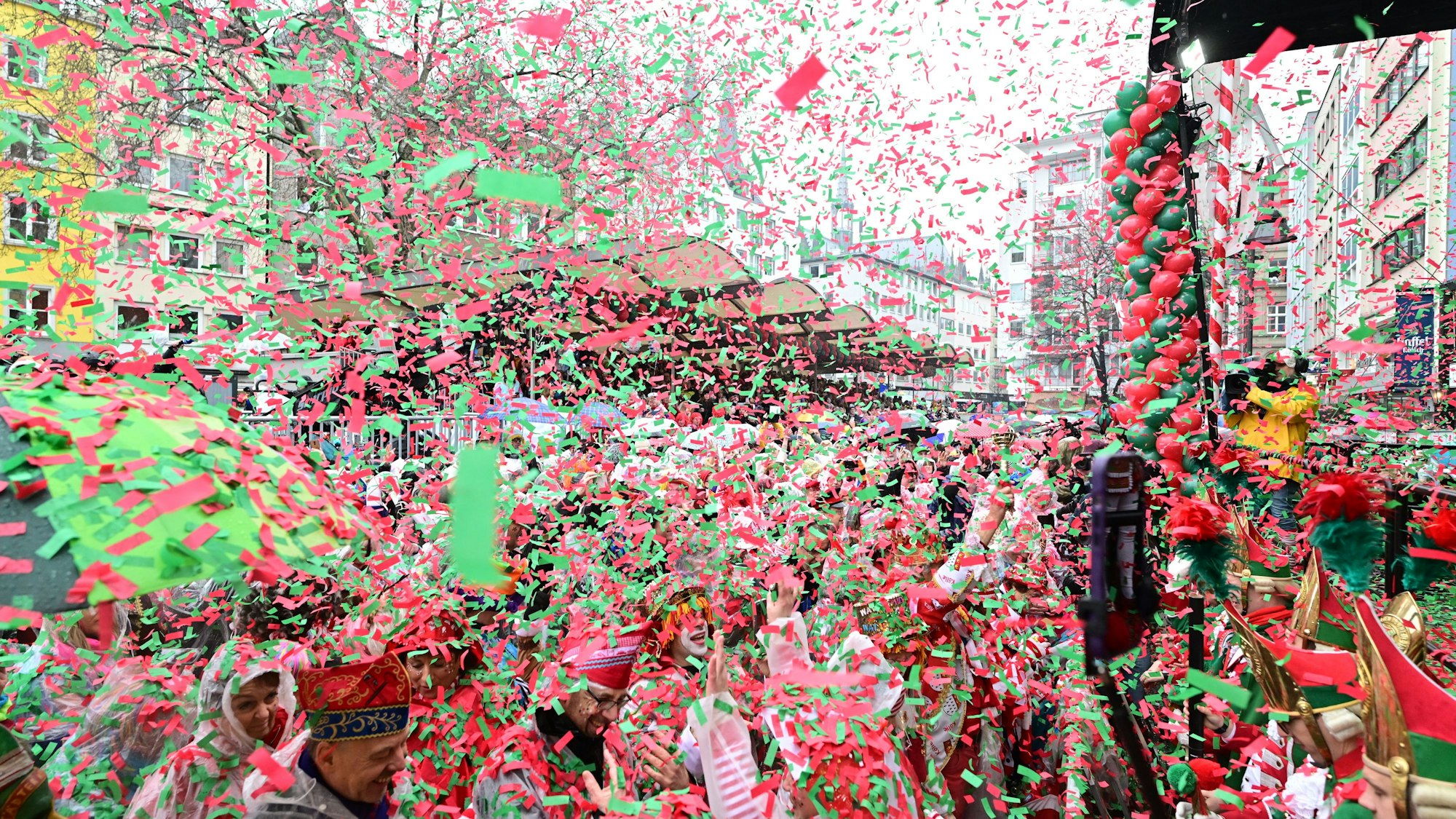 Rotes und grünes Konfetti fliegt durch die Luft.