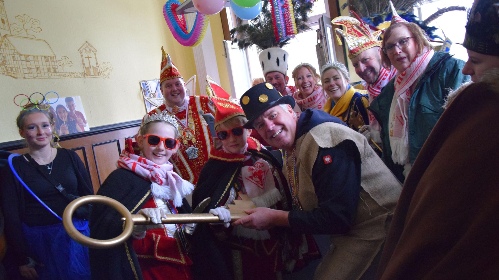 Mit einer List wurde Bürgermeister Lennerts der Schlüssel zum Rathaus abgenommen.