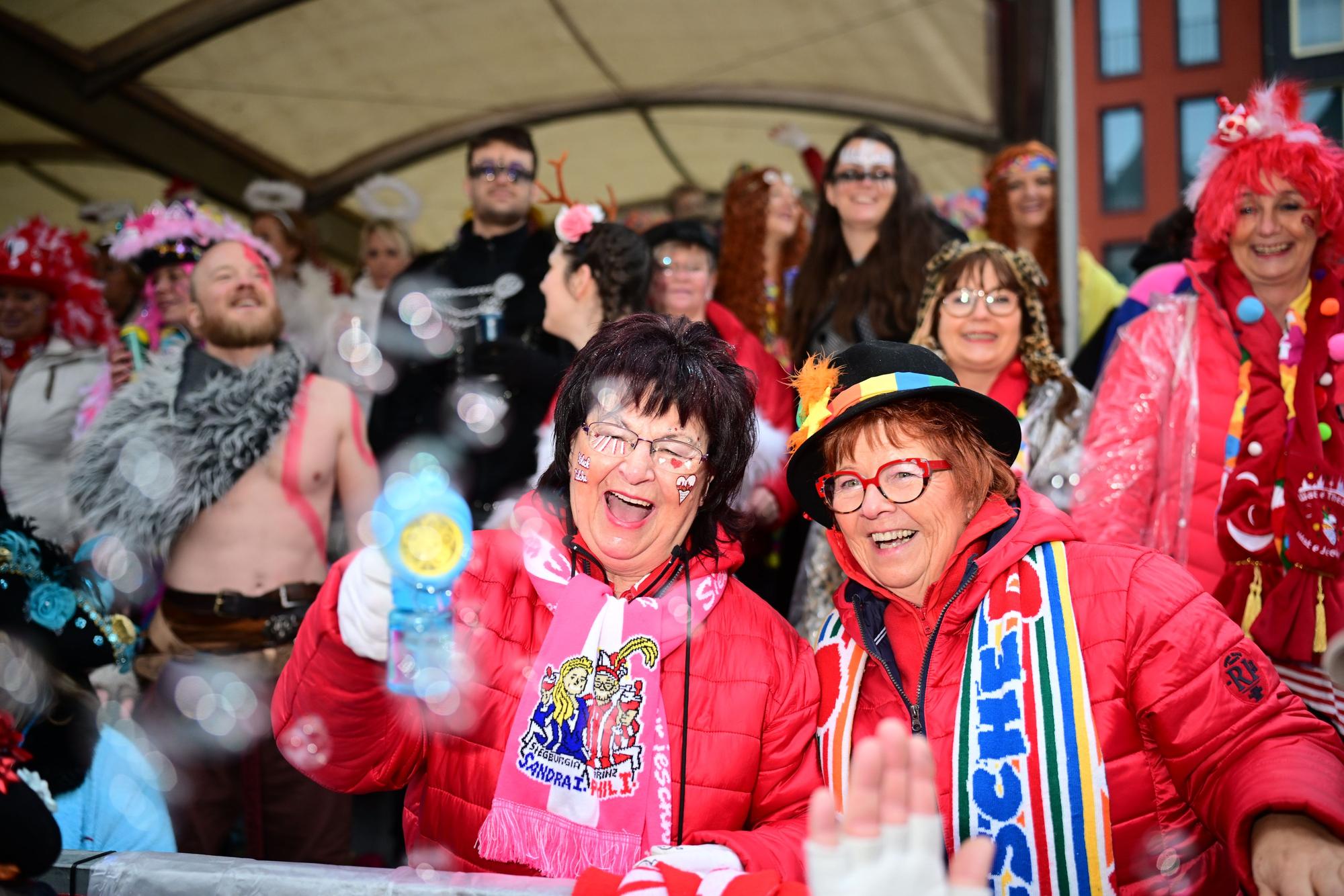 Weiberfastnacht in der Kölner Altstadt