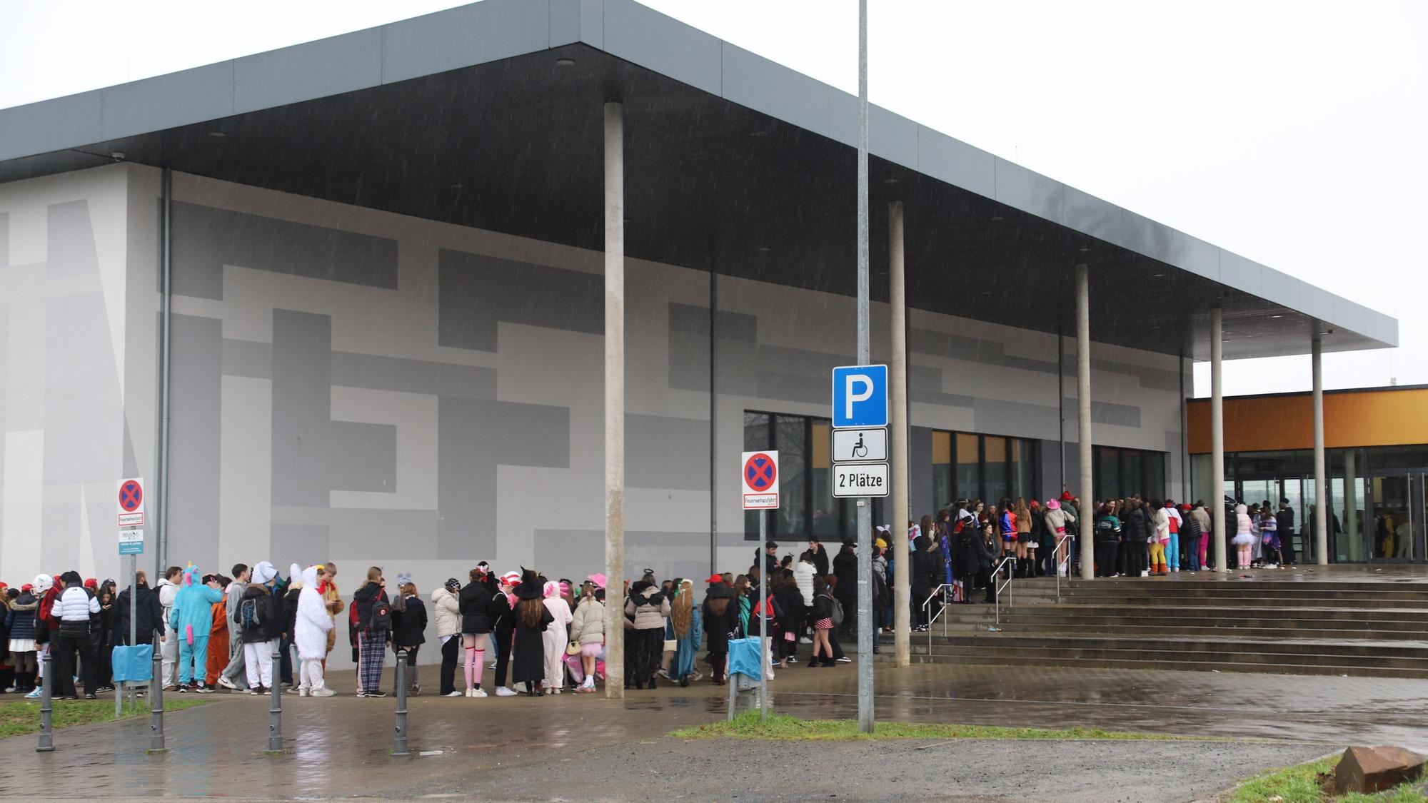 In langer Schlange warteten die Jugendlichen auf Einlass in die Halle.